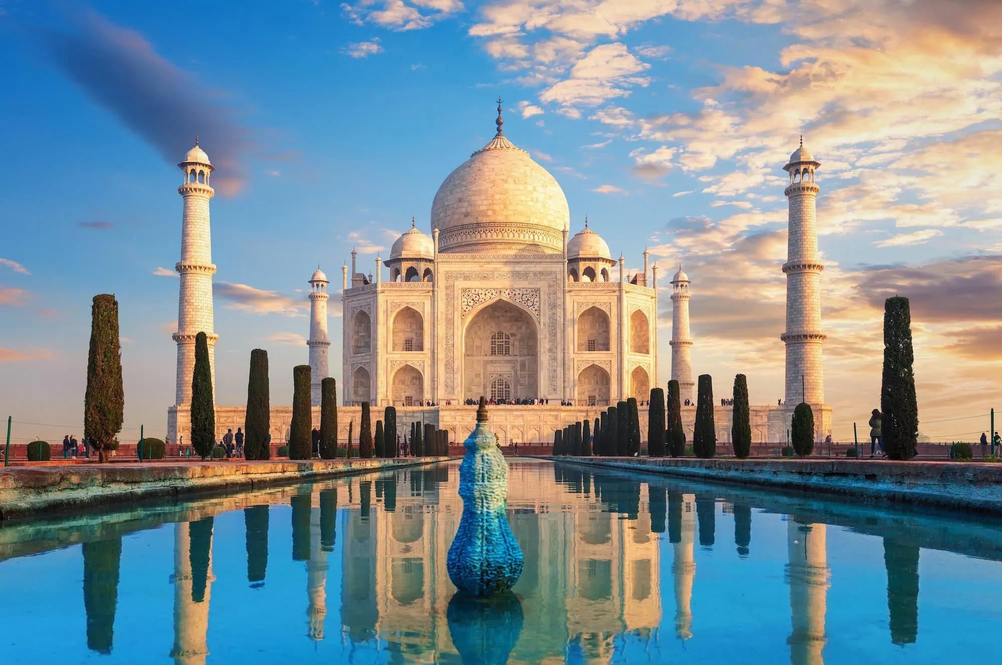 El majestuoso Taj Mahal con su cúpula y minaretes reflejándose en el agua