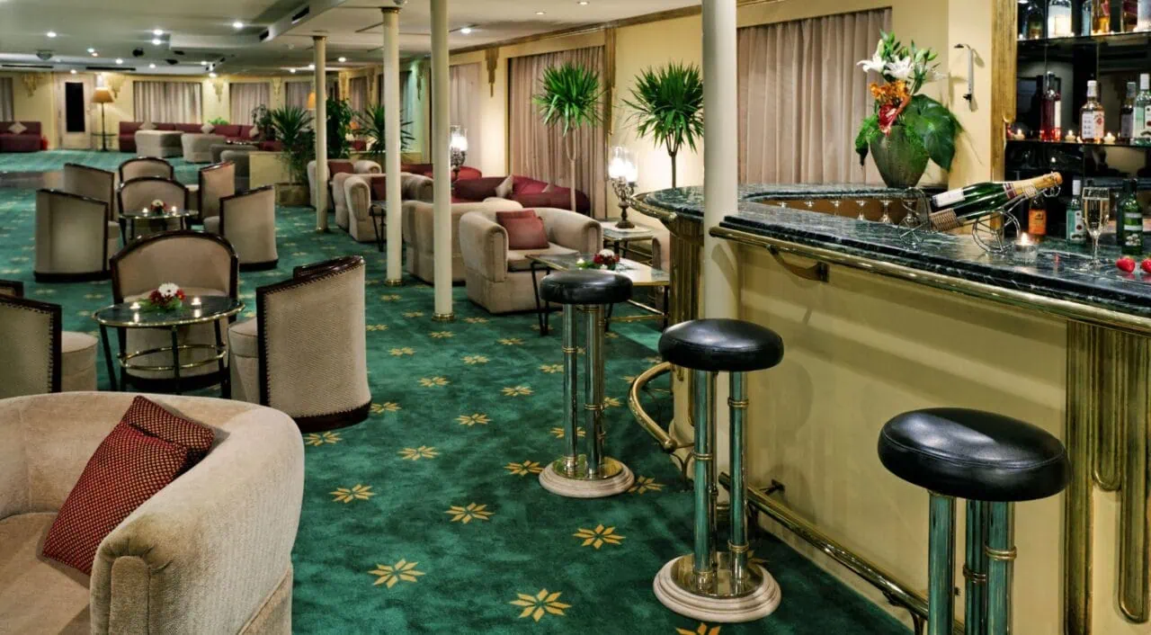 Stylish bar on Mövenpick Prince Abbas with warm lighting