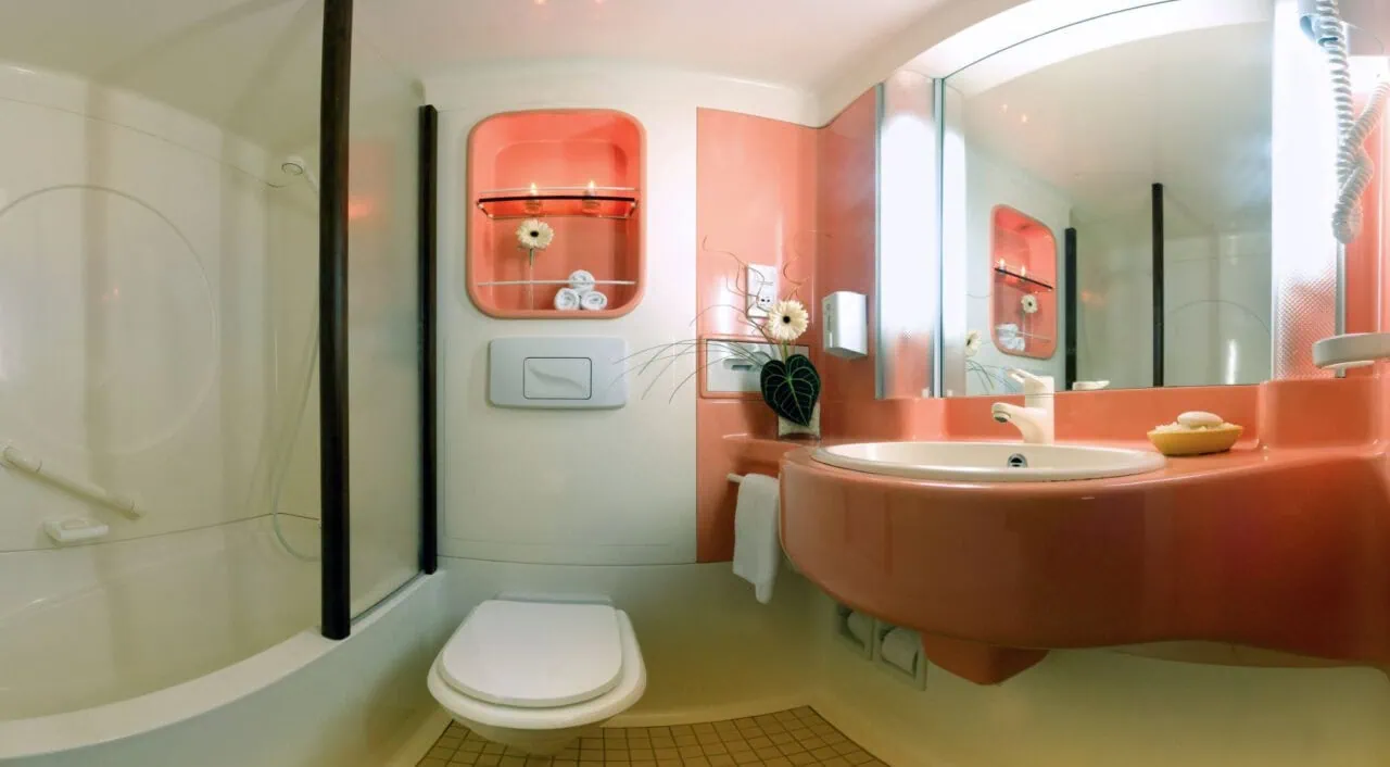 Elegant bathroom on Mövenpick Prince Abbas with modern décor