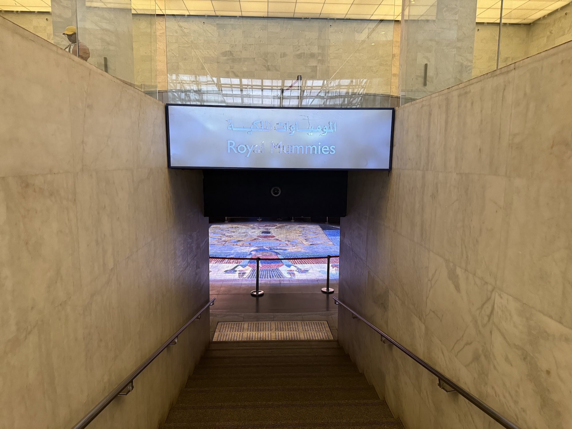 Ingresso alla Sala delle Mummie Reali con scale e decorazioni egizie