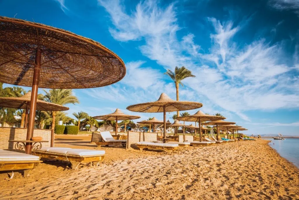 Resort paradisíaco no Mar Vermelho com palmeiras, praia e barcos