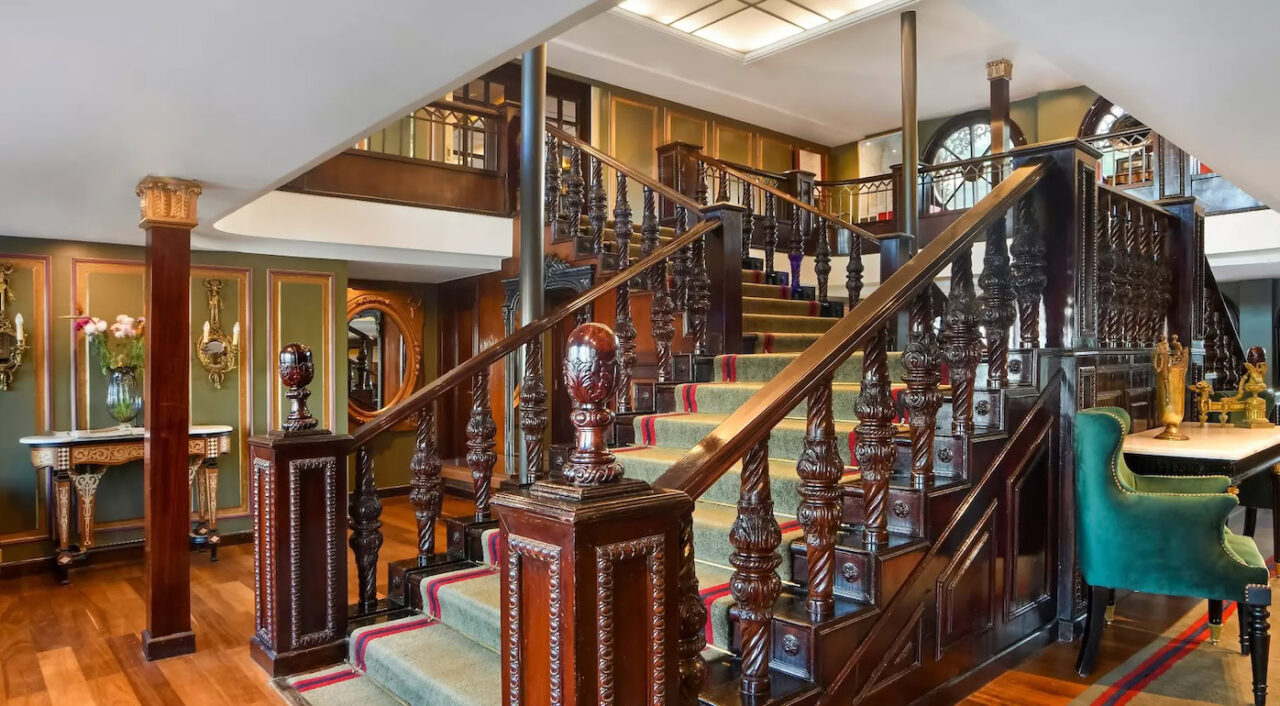 Main hall and lounge on Mövenpick SS Misr
