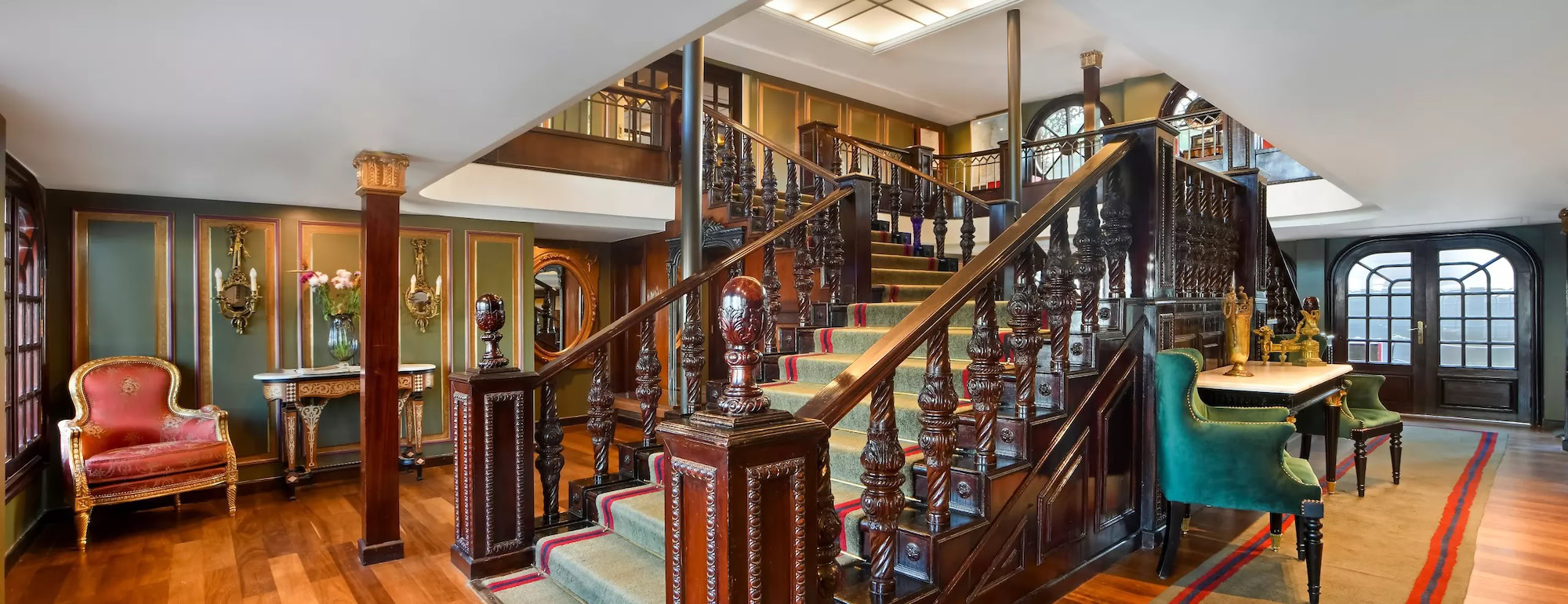 Main hall and lounge on Mövenpick SS Misr