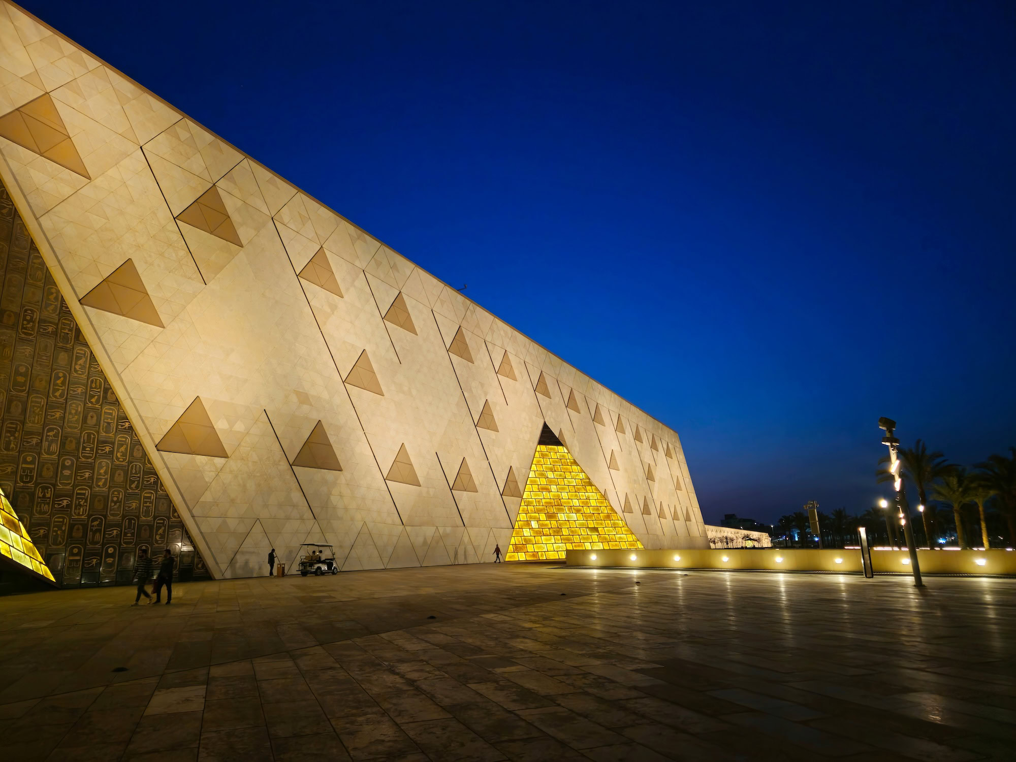 Fachada do Grande Museu Egípcio com padrões triangulares e hieróglifos