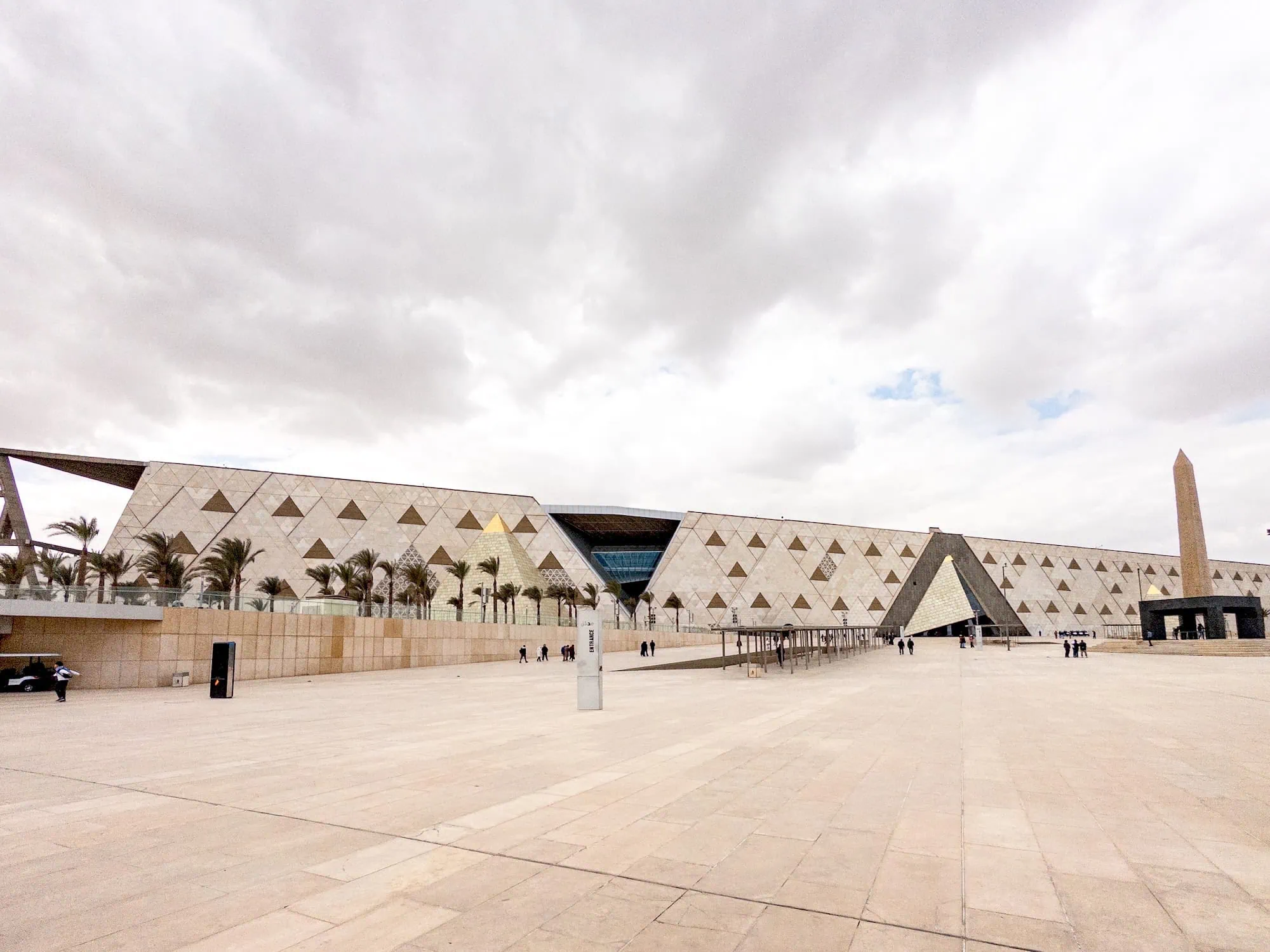 Grande Museu Egípcio com arquitetura moderna em formato piramidal