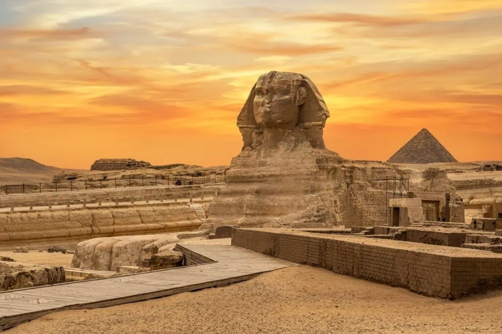 La Esfinge y las pirámides de Guiza al atardecer
