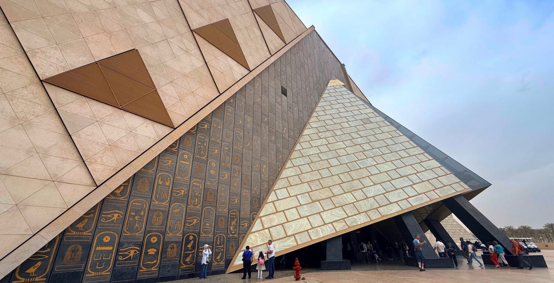 Grand Egyptian museum entrance 1905x976 crop y58
